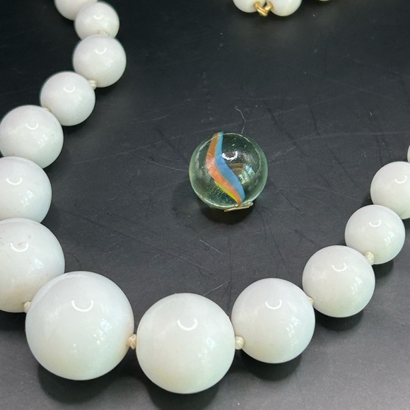 Vintage mid-century white graduated chunky beaded necklace made in Japan 14”+4” - Picture 5 of 12